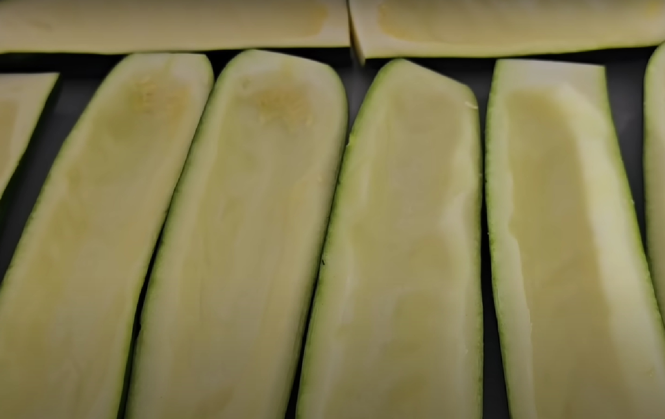 Кабачковые лодочки с курицей и сыром: рецепт легкого ужина для летнего вечера